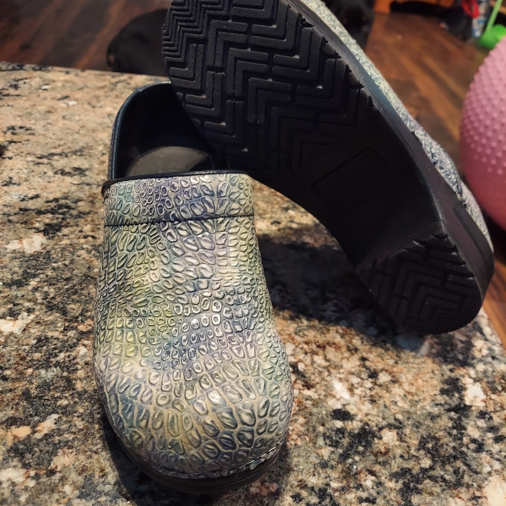 Women's Sanita size 7